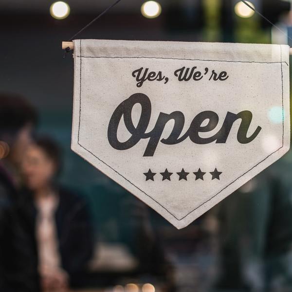 Thousands of Swiss shops are preparing to move out of the shutdown. Every shop is expected to implement certain protection measures. We collected a couple of things to consider when opening a pop-up shop in the next couple of months.