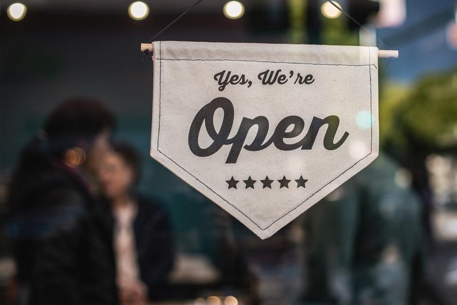 Thousands of Swiss shops are preparing to move out of the shutdown. Every shop is expected to implement certain protection measures. We collected a couple of things to consider when opening a pop-up shop in the next couple of months.