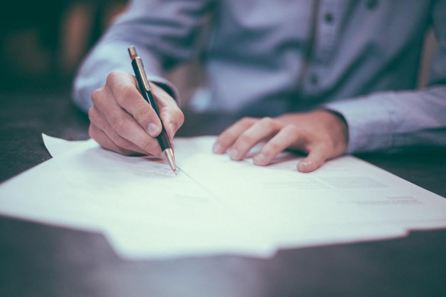 Preparing an effective and easy-to-understand contract is one of the most important parts of attracting potential tenants to your shopping center. In today’s digital era, many shopping center managers still rely on word templates and “paper contracts”. 