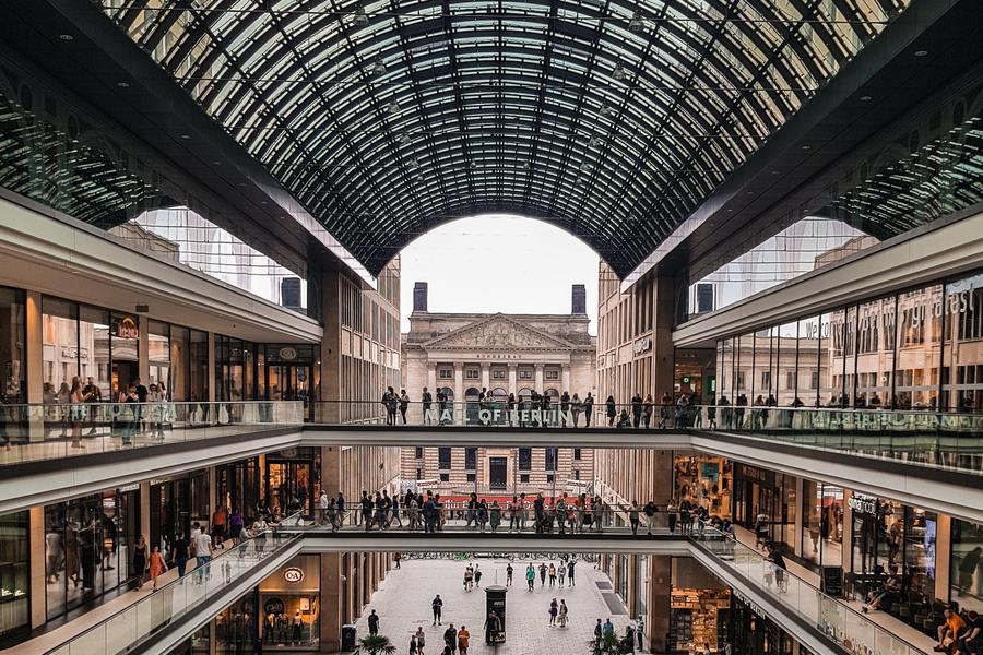 Berlin wird von vielen als Shoppingparadies angesehen. Die kaufkräftige und modebewusste Bevölkerung macht die Stadt sowohl für globale Marken als auch für kleine, unabhängige Einzelhändler zu einem begehrten Standort. 