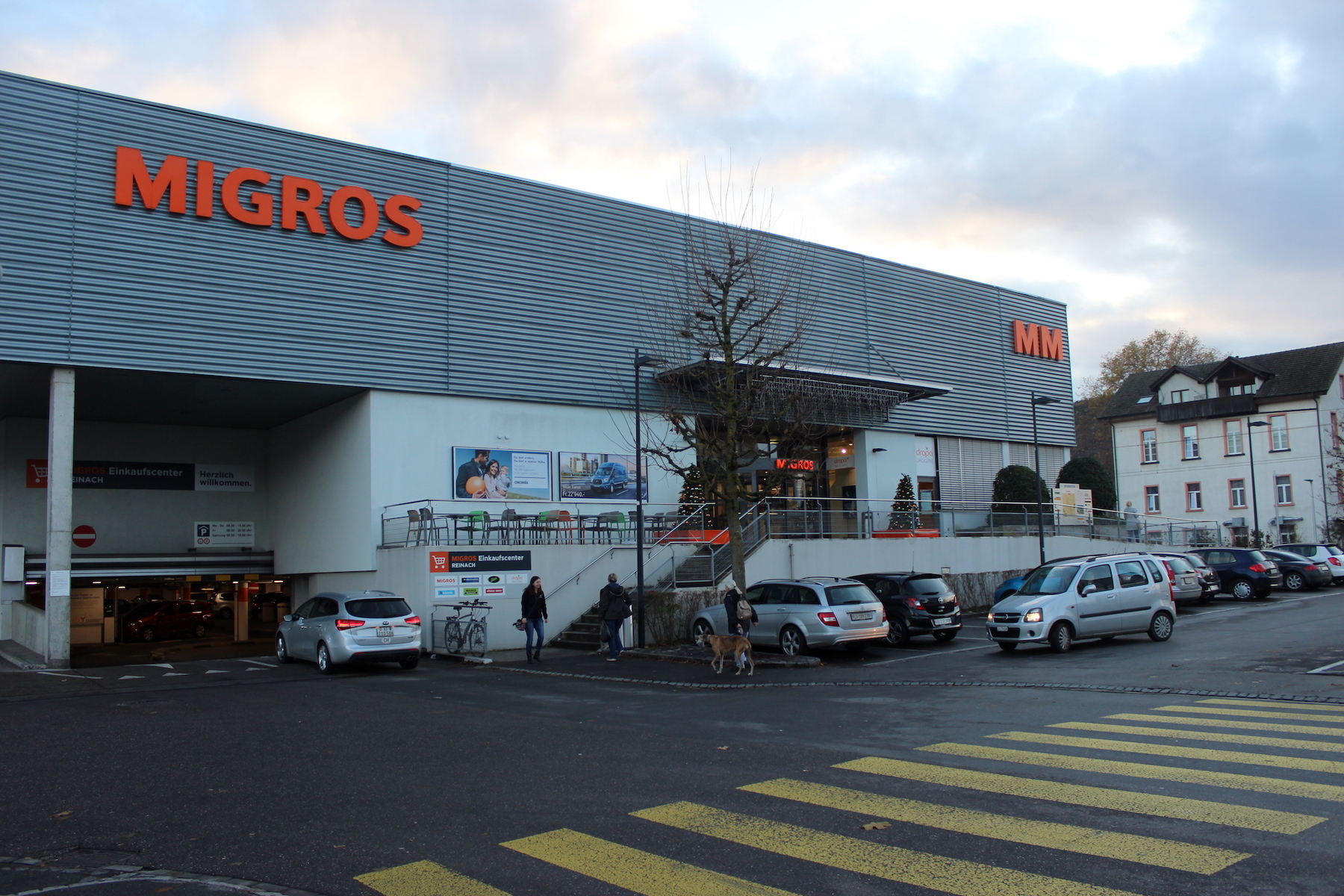 Migros Reinach - Shopping Center