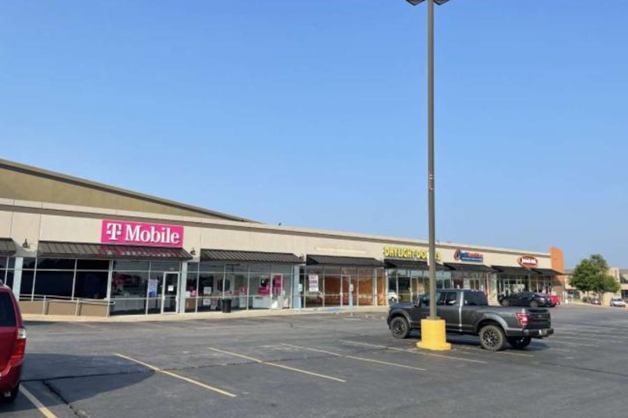 Lakeshore Shopping Center 2584