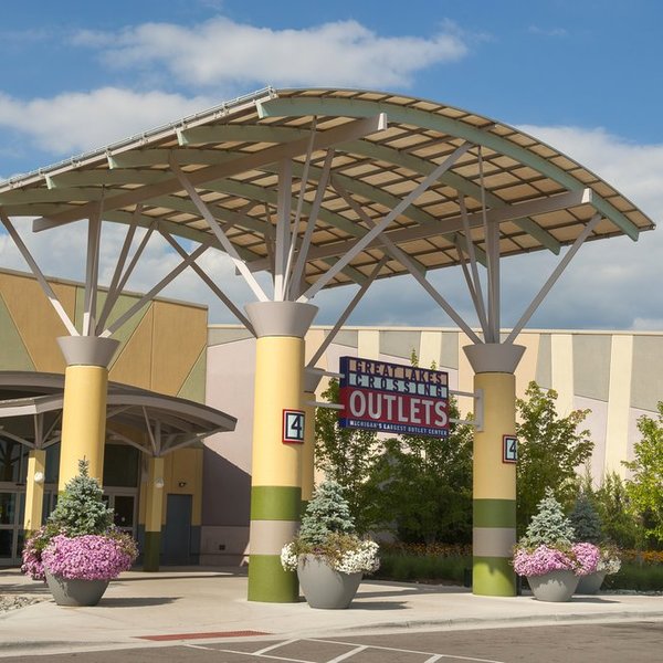  Great Lakes Crossing Outlets