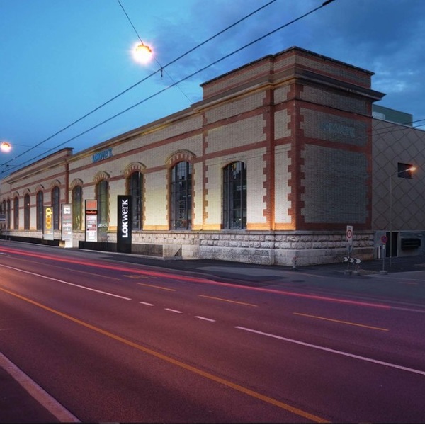 In the Sulzer area of Winterthur, a modern shopping center was built in the location of a former locomotive factory.