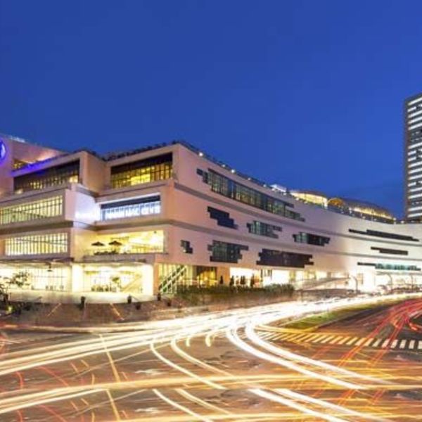 A large upscale mall located in the heart of the fastest-growing business district in Taguig City