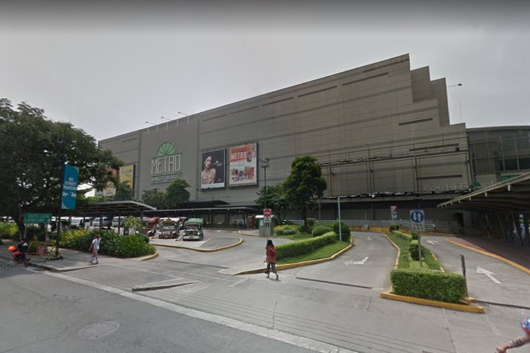 Metro Retail Department Store in the heart of Bonifacio Global City - General