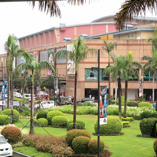 Metro Retail Department Store in the heart of Bonifacio Global City