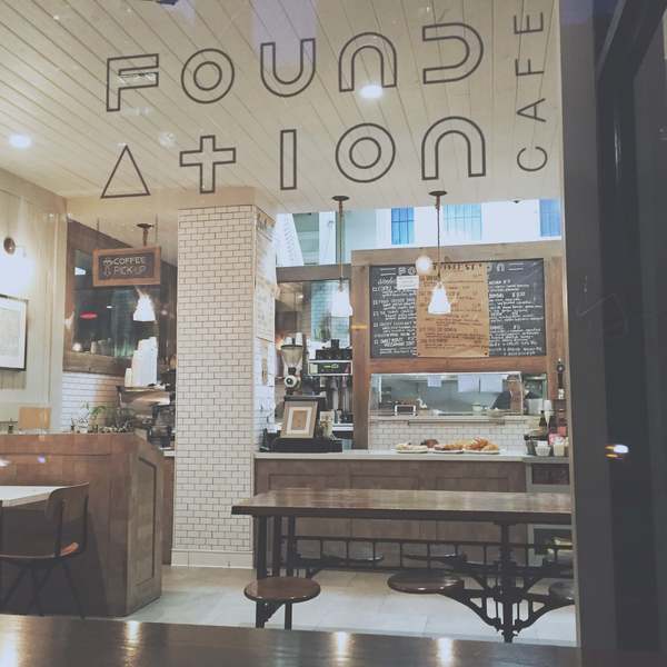 Cozy Modern Cafe W/ Commercial Kitchen