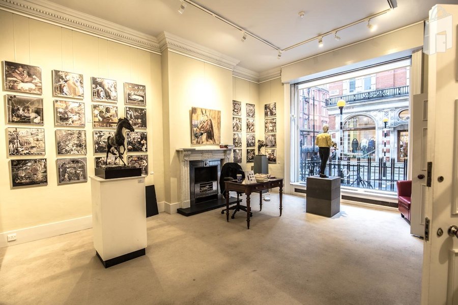 Tasteful Art Gallery in Mayfair