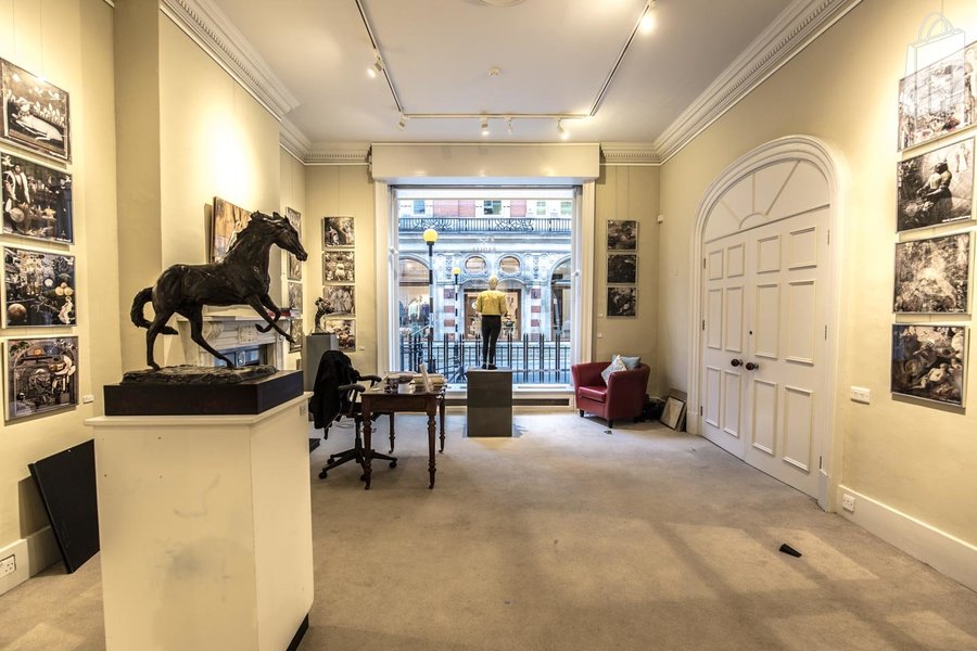 Tasteful Art Gallery in Mayfair