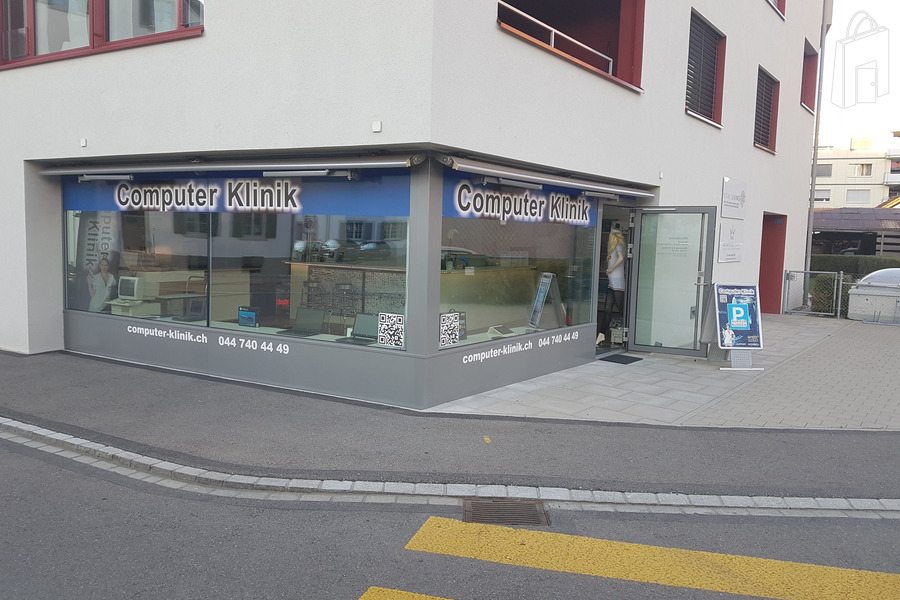 Schaufenster mit Parkplatz