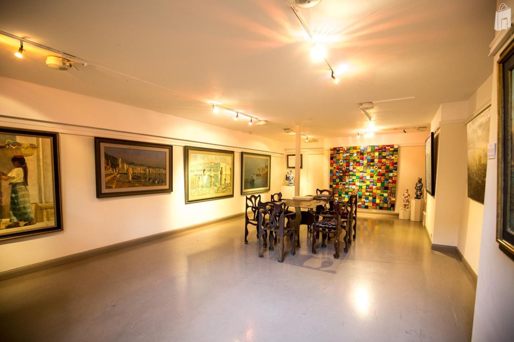 Renowned Gallery 