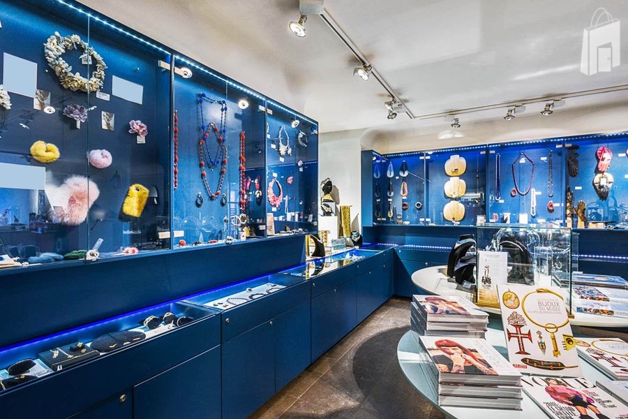 Renowned Parisian boutique in a prime location