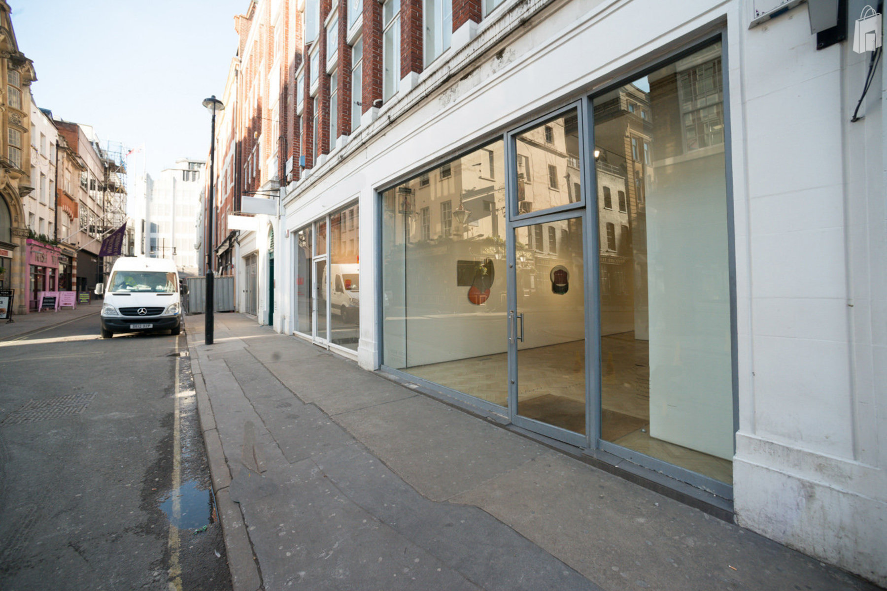 gips Alexander Graham Bell der ovre Inviting Space in Mayfair in London - rent this pop up shop on  POPUPSHOPS.com.