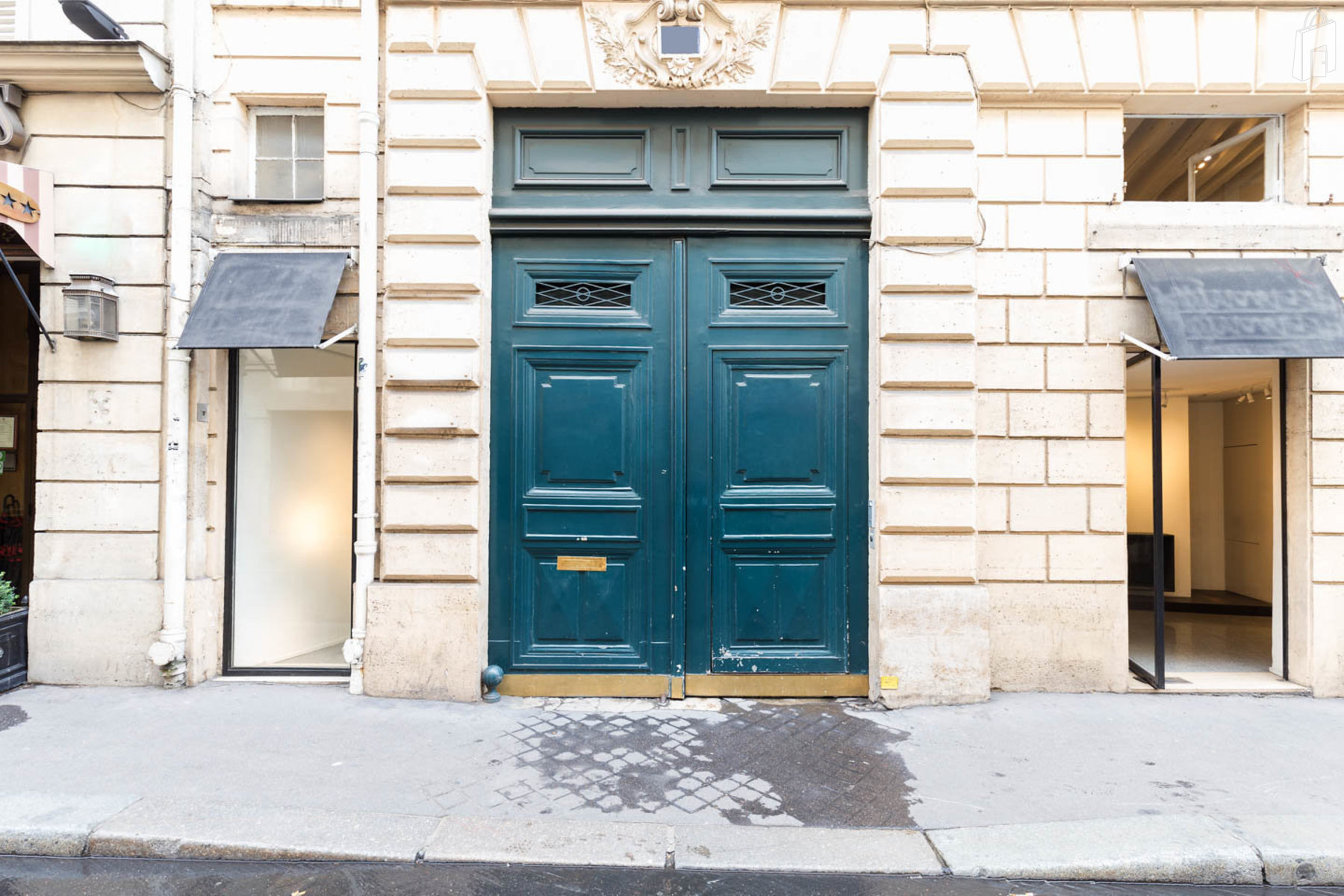 Sophisticated Gallery in Paris - front door 