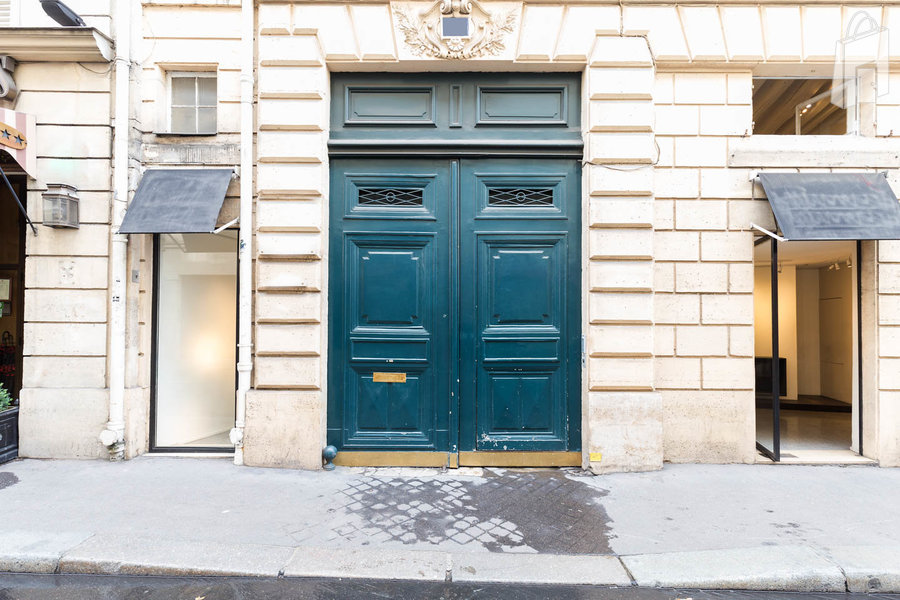 Sophisticated Gallery in Paris - front door 