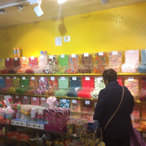 grosser Laden mit grossen Schaufenster