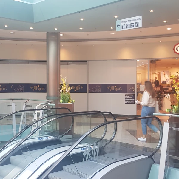 Die vakante Einzelhandelsfläche befindet sich in bester Centerlage im 1. Obergeschoss, neben dem Modekaufhaus "C&A" und "New Yorker".