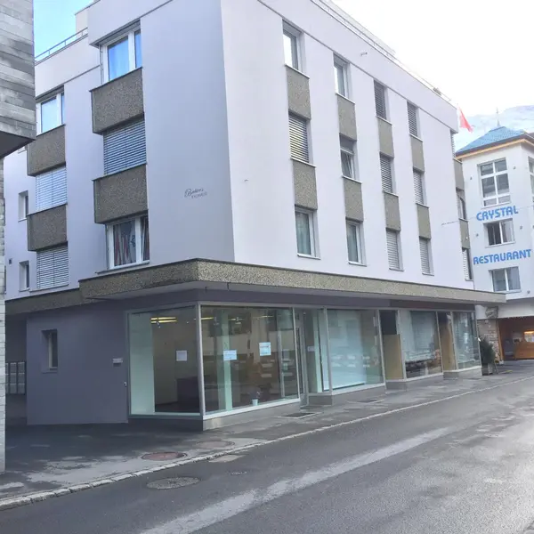 grosse Schaufenster, zentral in Fussgängerzone, helles Ladenlokal