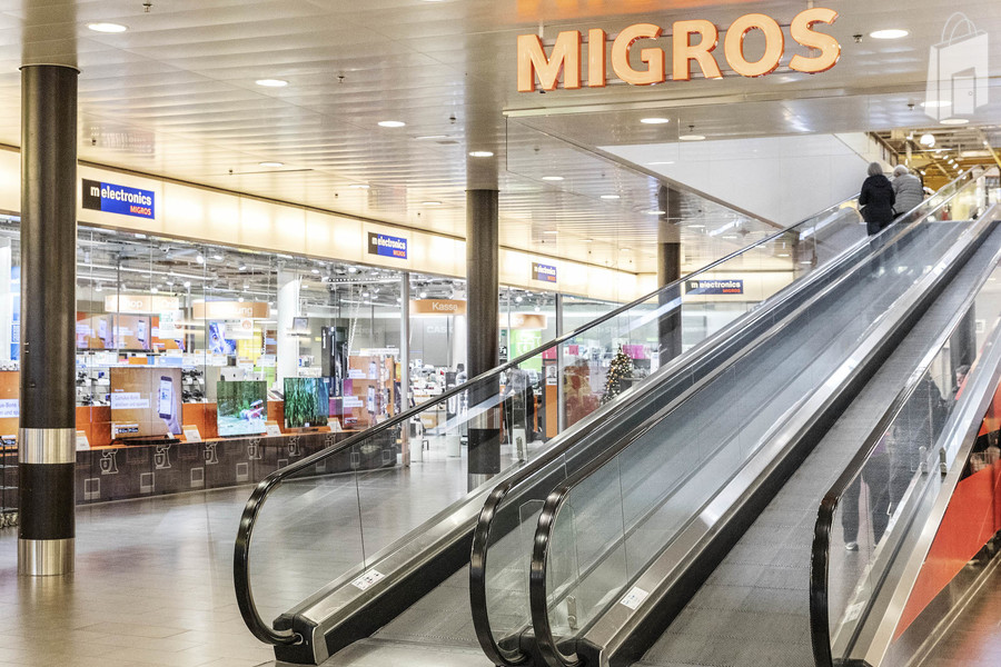 Promotionsfläche links der Rolltreppen