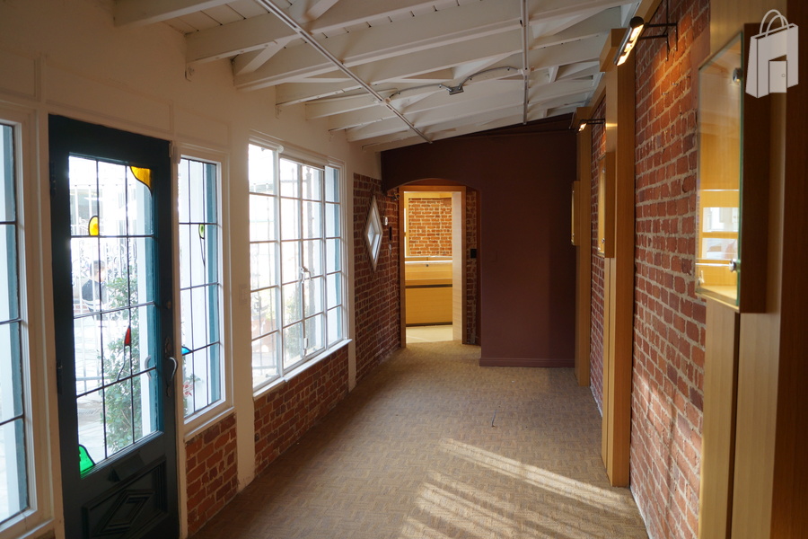 Private courtyard outside and display hall