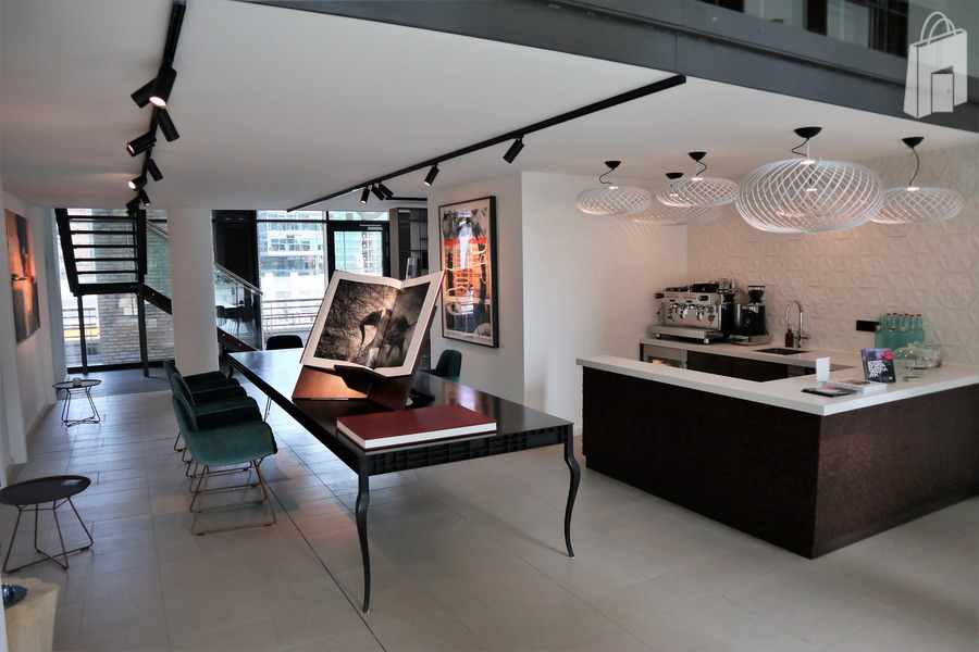 galery front / room view