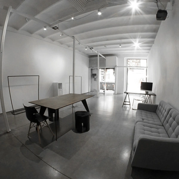 PuntDou "Showroom" Modern, minimalist and impersonal  