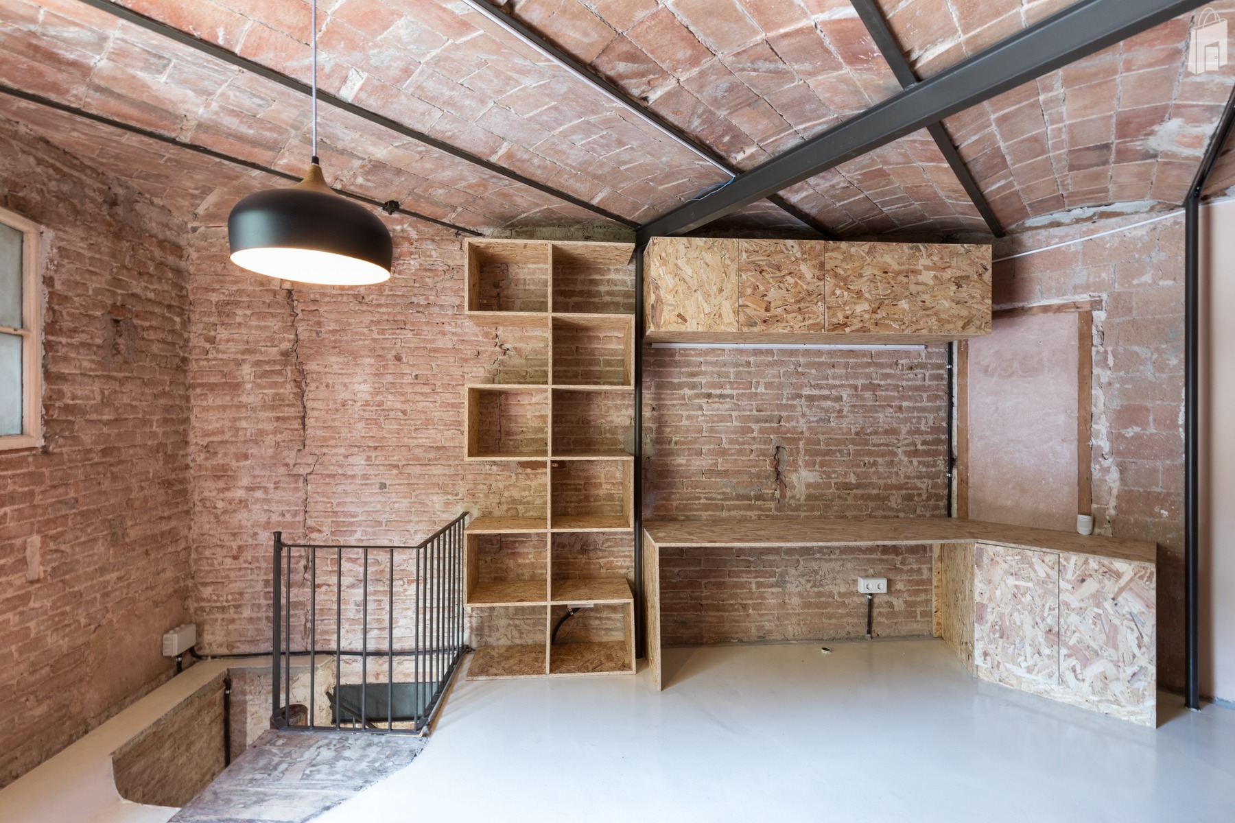 The first floor of the industrial place can be used as an office or as a meeting place 