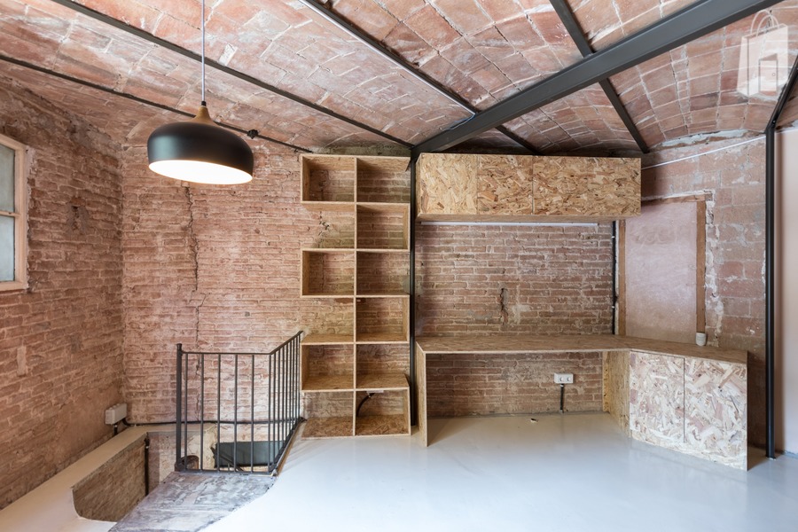 The first floor of the industrial place can be used as an office or as a meeting place 