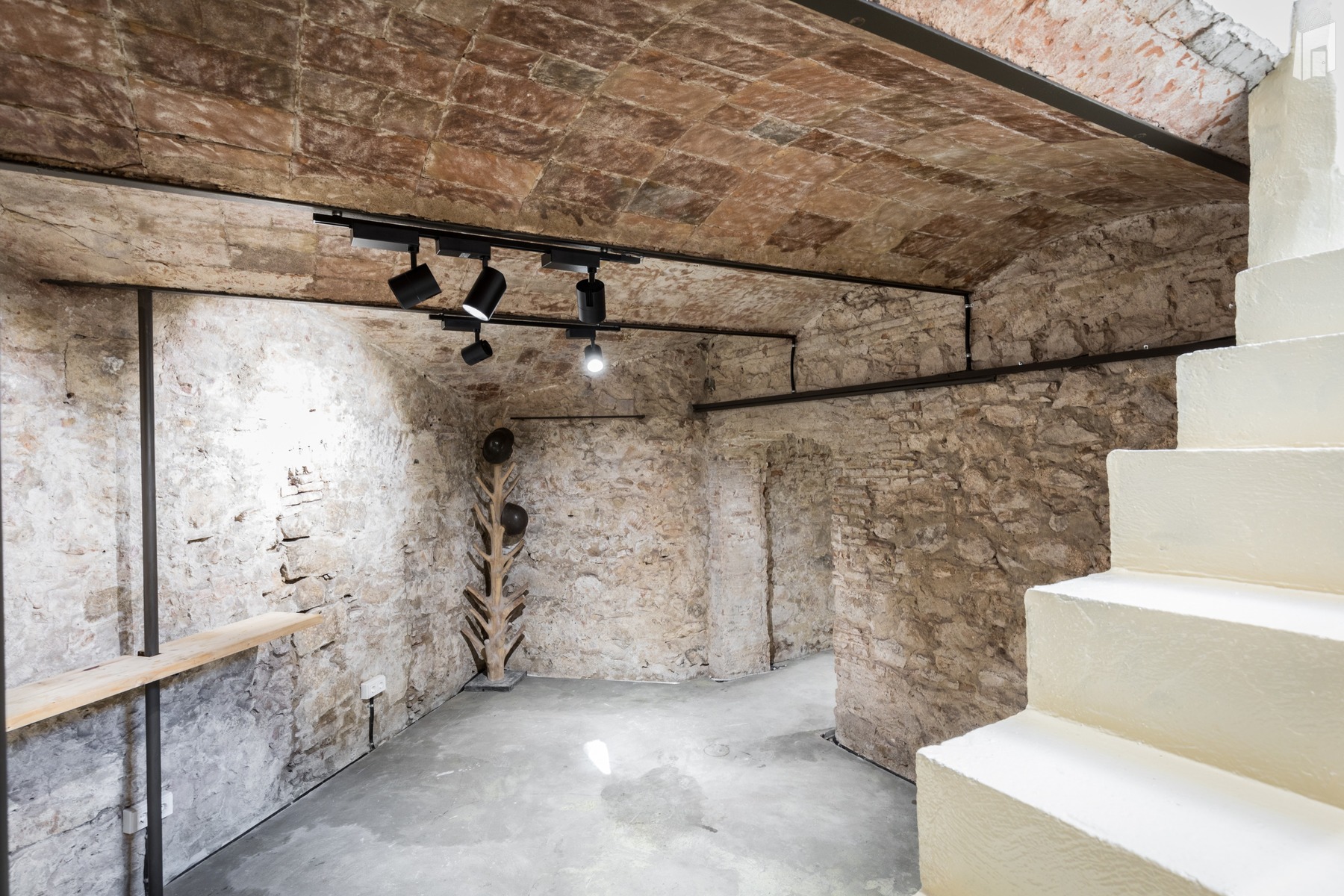 The basement is perfect to organise any kind of meeting or degustation event. Moreover this room is soundproof.