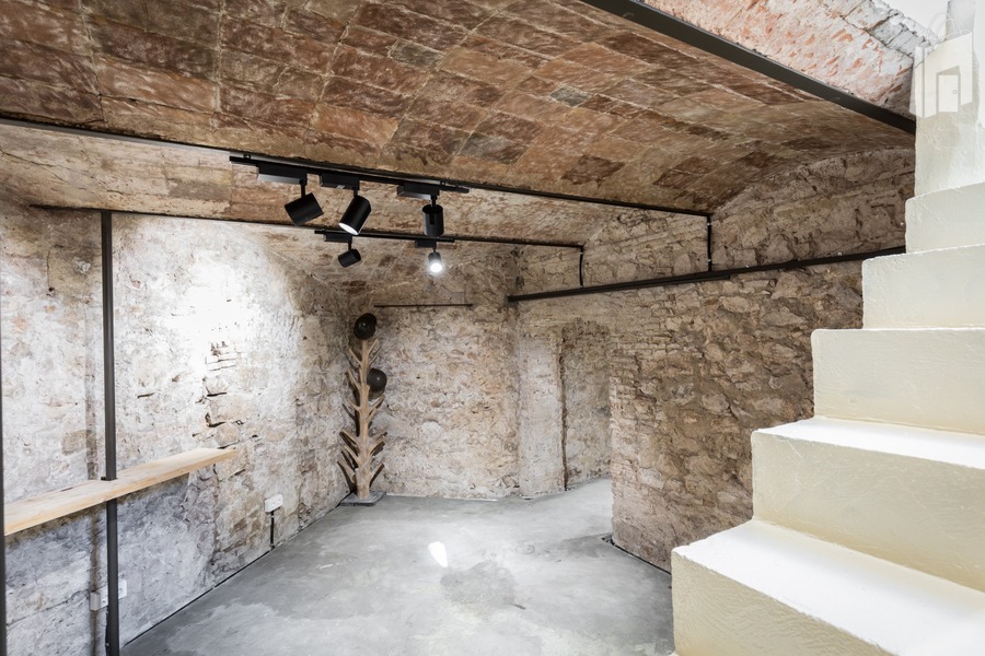 The basement is perfect to organise any kind of meeting or degustation event. Moreover this room is soundproof.