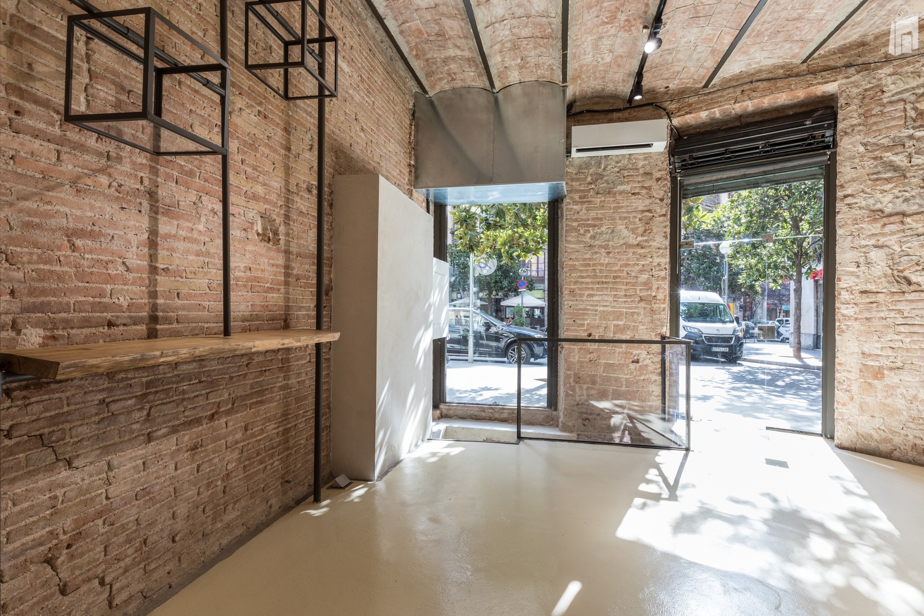 Thanks to his position, the lights is going through the Pintor Factury during the entire day and make the entrance pretty lighty.