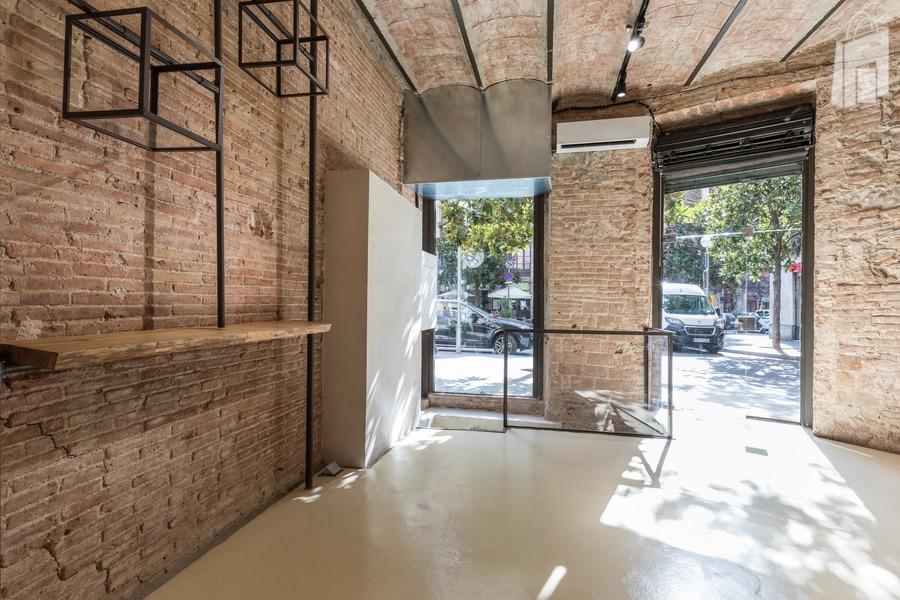 Thanks to his position, the lights is going through the Pintor Factury during the entire day and make the entrance pretty lighty.