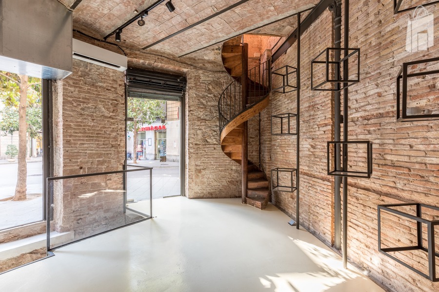 The entrance display can be removed however you want. 