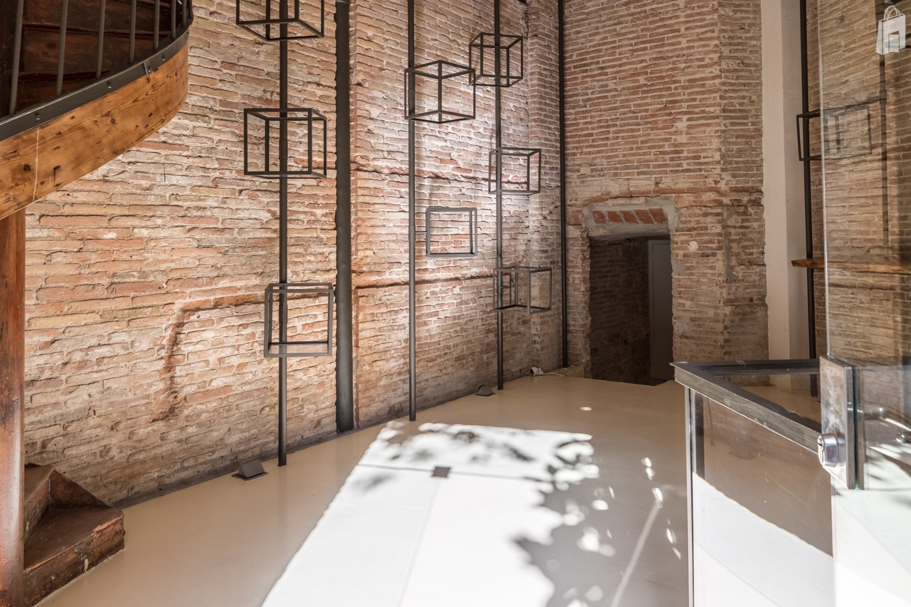 View of the entrance from the street. There is a little room in the back that can be used as a storage or as another way to go to the basement.