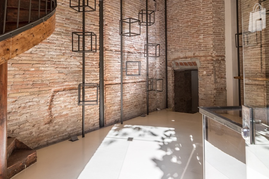 View of the entrance from the street. There is a little room in the back that can be used as a storage or as another way to go to the basement.