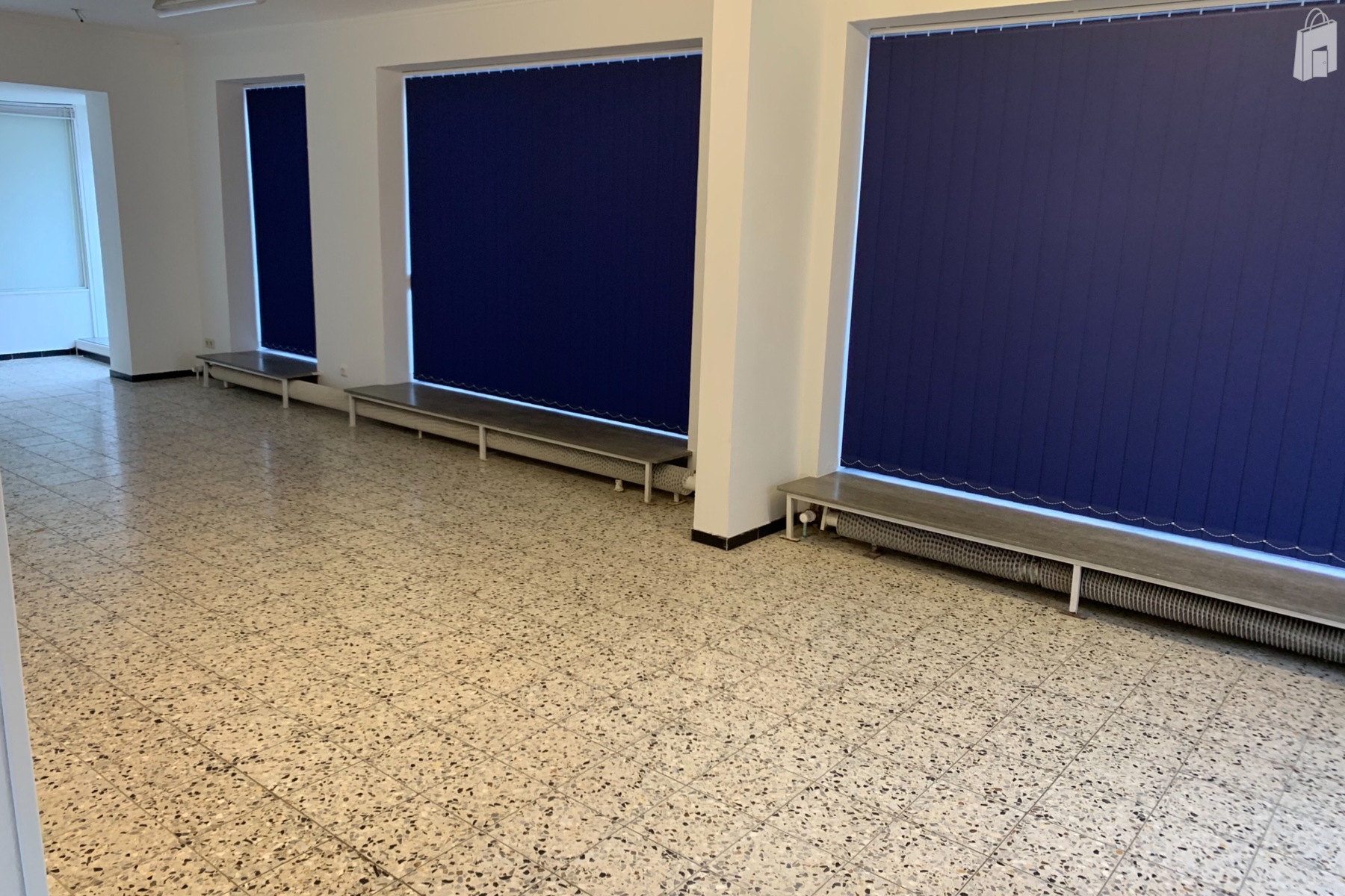 3 von 4 Schaufenstern 