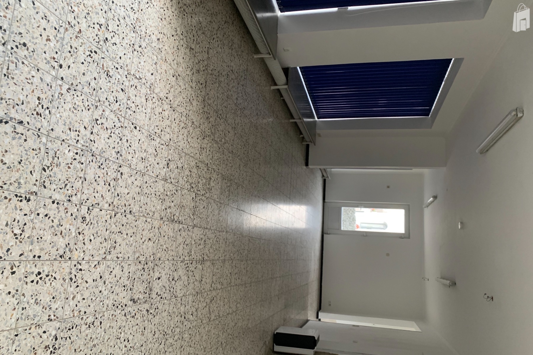 mit Scheibenvorhängen zum aufziehen 