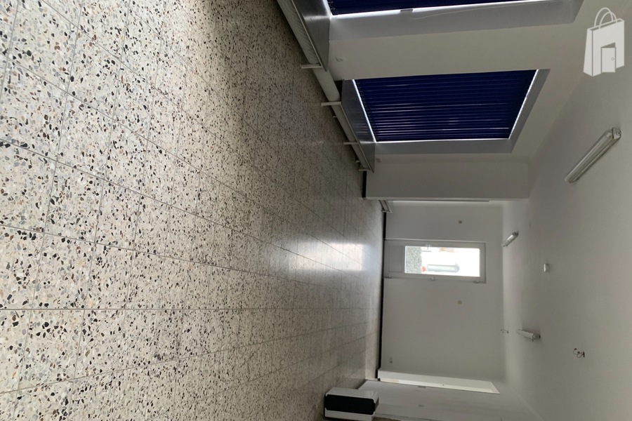 mit Scheibenvorhängen zum aufziehen 