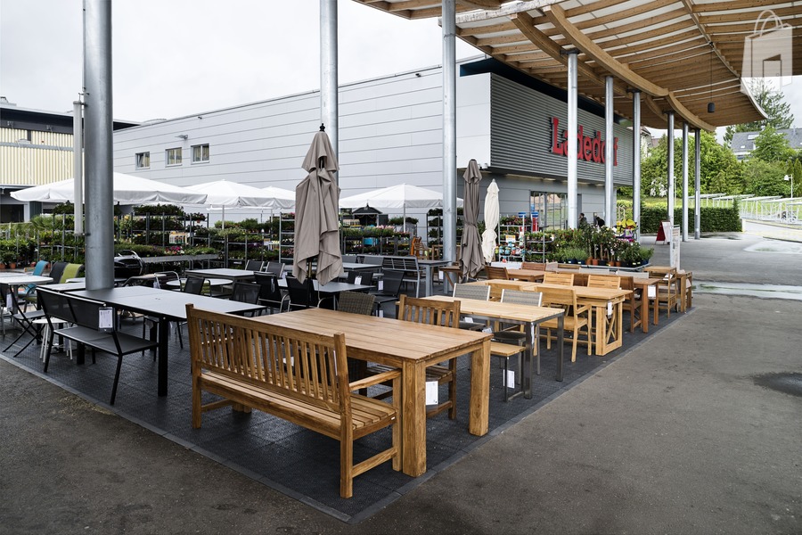 Aussen-Promotionsfläche, im Bild links