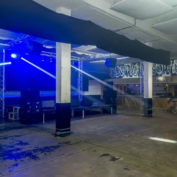 Spacious Industrial Type Studio (Studio 94)