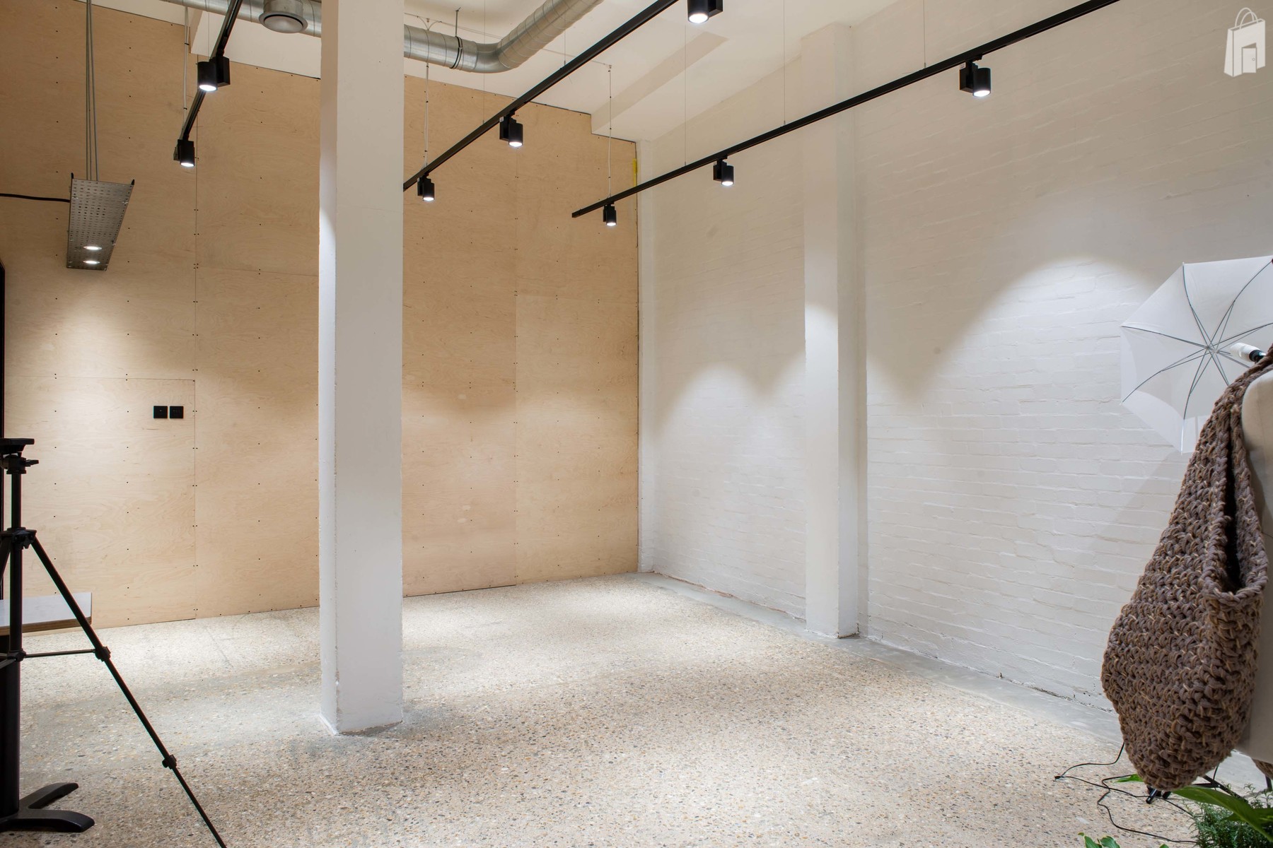 Adjustable rail spotlights