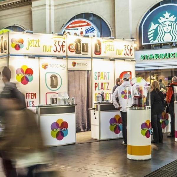 Sales Haupthalle, vor dem Ausgang Bahnhofsstraße