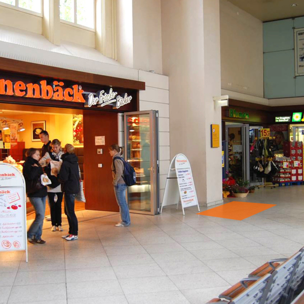 Empfangshalle, zwischen Bäckerei und Blumenladen