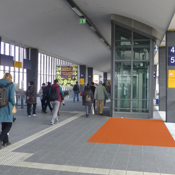 Querbahnsteig vor Treppenabgang Gleis 5b, rechts vom Aufzug