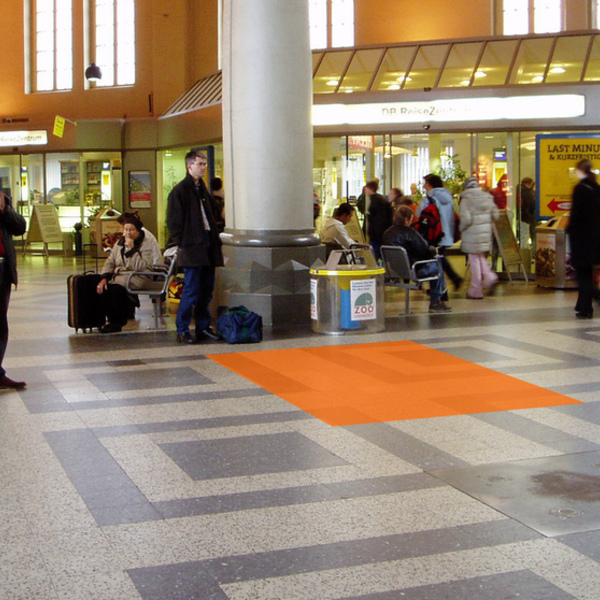 Bahnhofshalle, an der Säule Café Coors