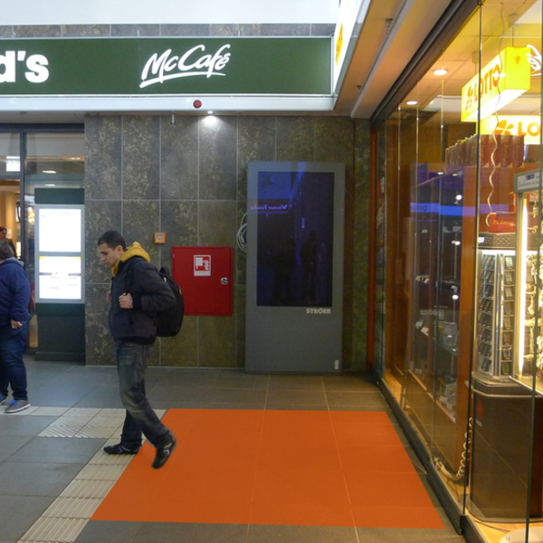 Sales Promotion Empfangshalle, neben McDonalds