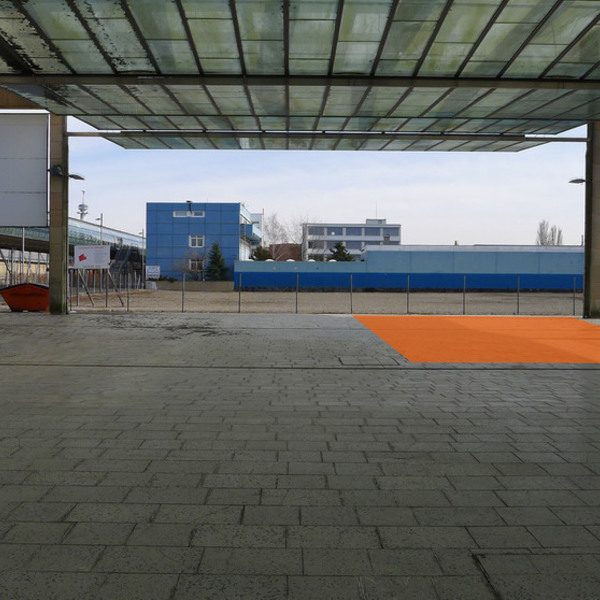 Sales Promotion, Vorplatz, gegenüber Eingang zur Empfangshalle, Ostseite, rechts