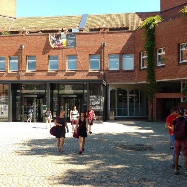 Fläche 3: Vorplatz Universitätsbibliothek, outdoor