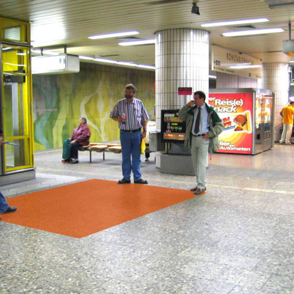 Sales Promotion, Bahnsteig Gleis 2, vor dem Fahrstuhl